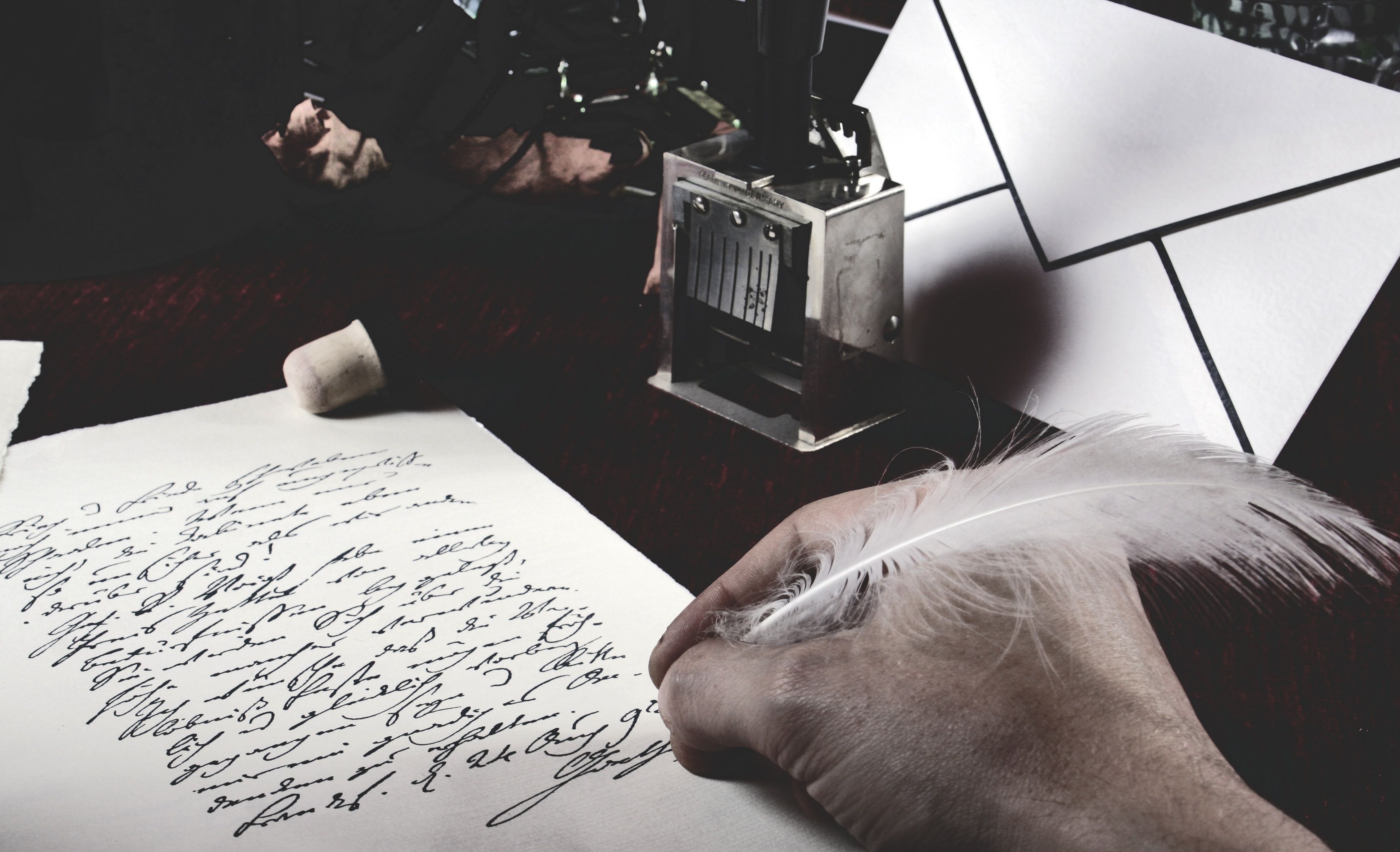 Écrire à la main, encore — ce que le stylo sait que le clavier oublie
